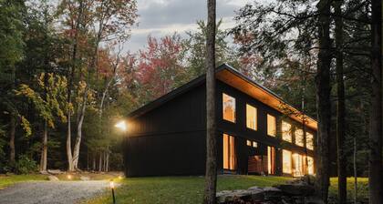 Modern Luxury 2-bedroom house in peaceful Haines Falls with AC, WiFi, Large TVs