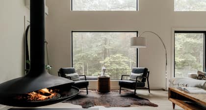 Modern Luxury 2-bedroom house in peaceful Haines Falls with AC, WiFi, Large TVs