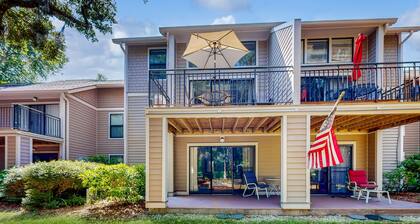 Updated townhome with golf course views, pool, and tennis