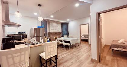 Casino Close Comfort walk to the falls 6-bedroom sleeps 12 with AC and WiFi USA