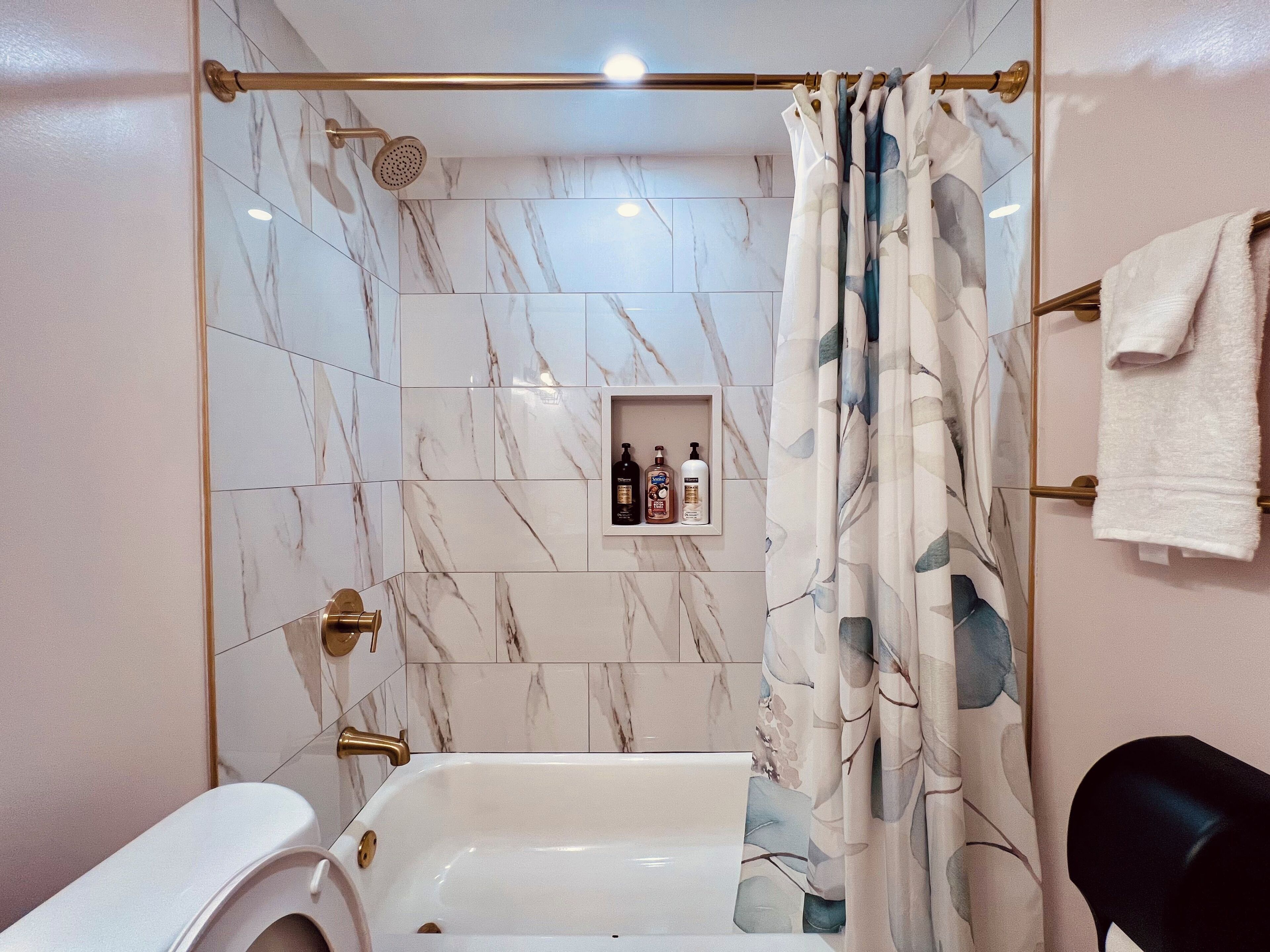 Sèche-cheveux, serviettes fournies, savon, papier toilette