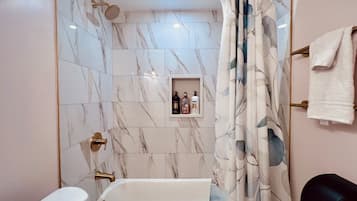 Hårføner, håndklær, såpe og toalettpapir