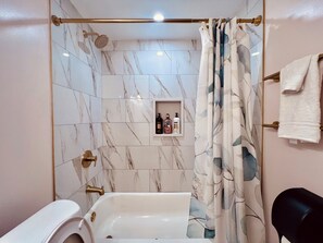 Assecador de cabells, tovalloles, sabó i paper higiènic