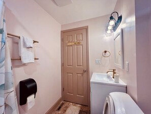 Sèche-cheveux, serviettes fournies, savon, papier toilette
