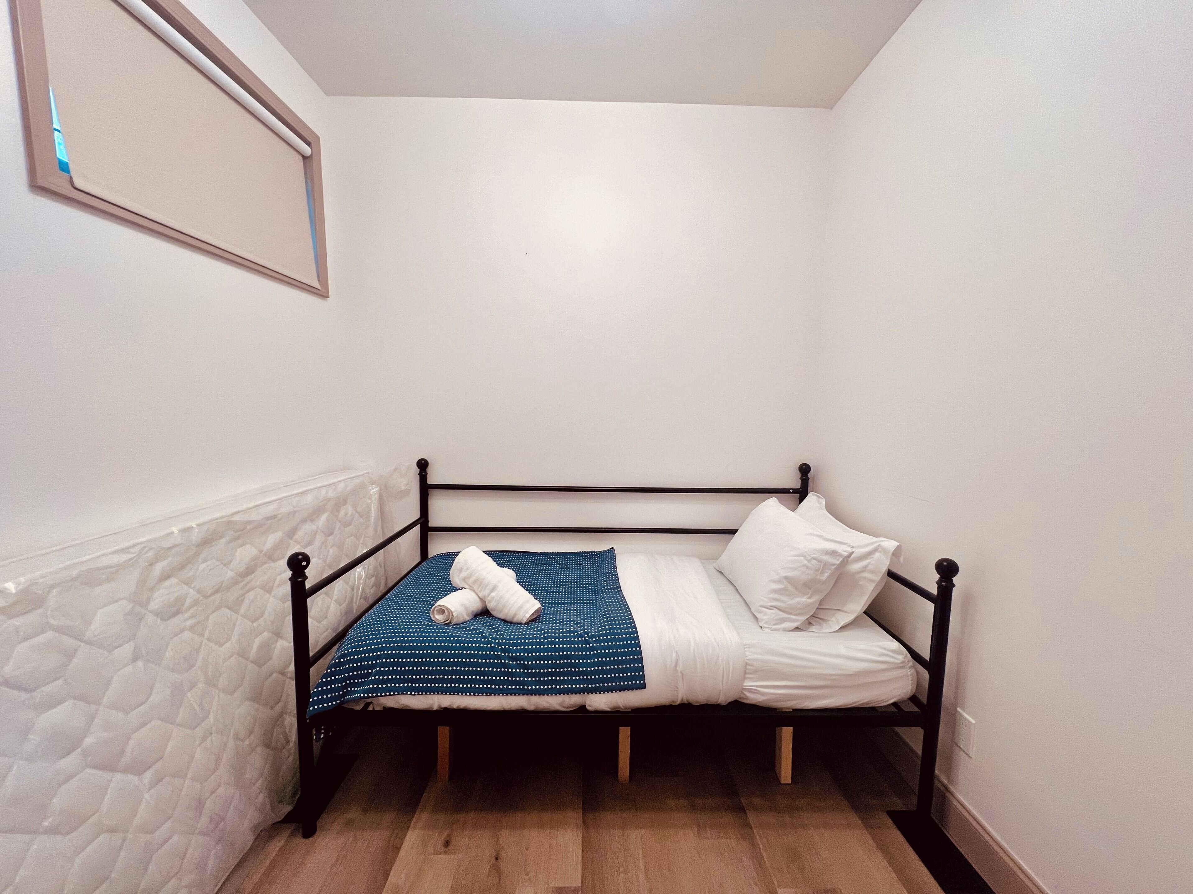 Casino Close Comfort walk to the falls 6-bedroom sleeps 12 with AC and WiFi USA