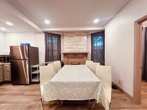 Dining - Casino Close Comfort walk to the falls 6-bedroom sleeps 12 with AC and WiFi USA (Niagara Falls)