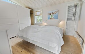 4 bedrooms, iron/ironing board, free WiFi