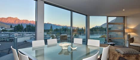 Deluxe Apartment | In-room dining