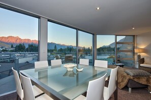 Deluxe Apartment | In-room dining - Bay View Condo by Staysouth (Queenstown)