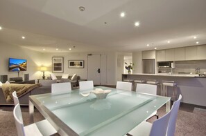 Deluxe Apartment | In-room dining - Bay View Condo by Staysouth (Queenstown)