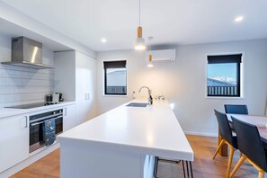 Fridge, microwave, oven, stovetop - Mountain View Haven T (Wanaka)