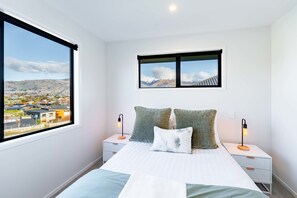 3 bedrooms, iron/ironing board, WiFi, bed sheets - Mountain View Haven T (Wanaka)