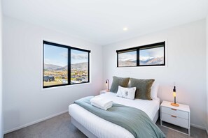 3 bedrooms, iron/ironing board, WiFi, bed sheets - Mountain View Haven T (Wanaka)