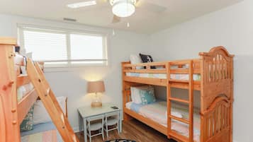 3 habitaciones, escritorio y tabla de planchar con plancha