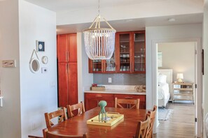 Dining - Sojourns Beach Views & Pool Family Home Sleeps 9 (Virginia Beach)