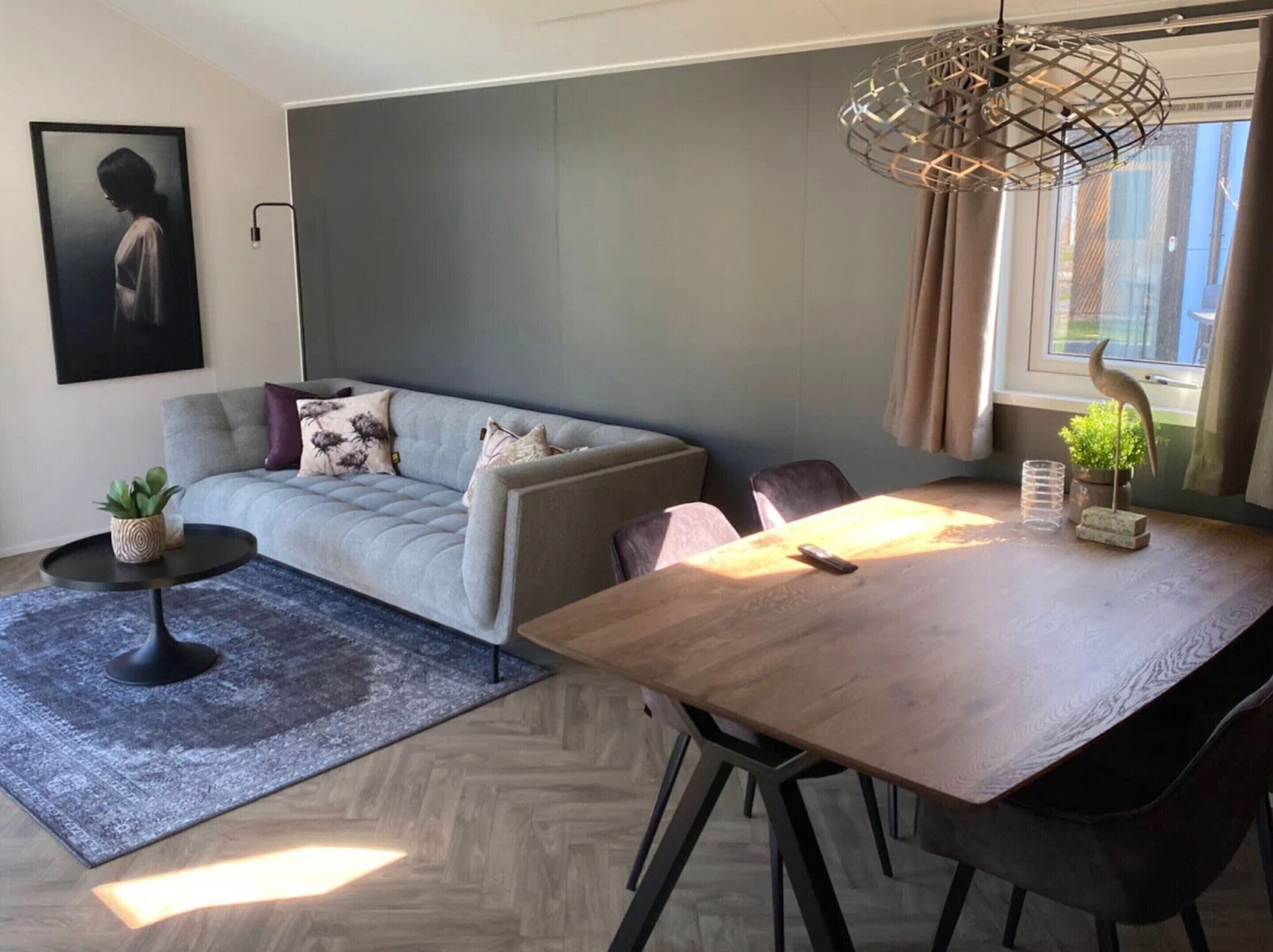 Nhà gỗ | 2 phòng ngủ, trang bị nội thất với thiết kế riêng biệt, bộ trải giường 