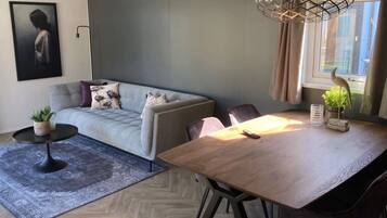 Nhà gỗ | 2 phòng ngủ, trang bị nội thất với thiết kế riêng biệt, bộ trải giường