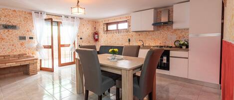 Fridge, oven, stovetop, coffee/tea maker