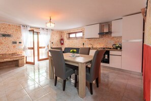 Een koelkast, een oven, een kookplaat, een koffiezetapparaat/waterkoker