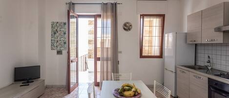 Réfrigérateur, four, plaque de cuisson, cafetière/bouilloire