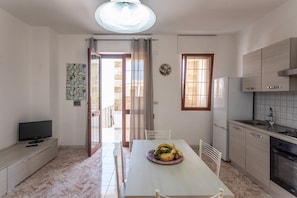 Refrigerador, horno, parrilla de estufa y cafetera y tetera 