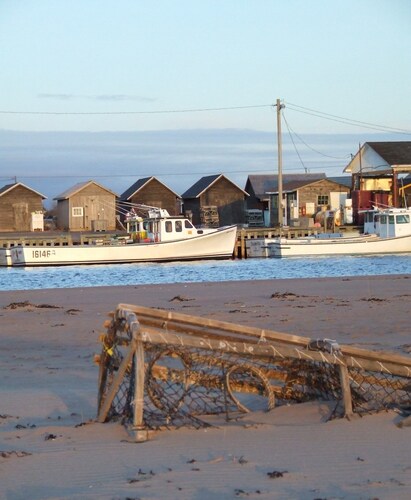 Lyons Cottages - Cottage #3, 2BR Walk to the Beaches of Stanhope National Park!