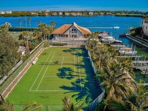 Sports court - Siesta Key 3 bed/ 2.5 bath Penthouse, private roof top deck, parking, boat slip! (Sarasota)
