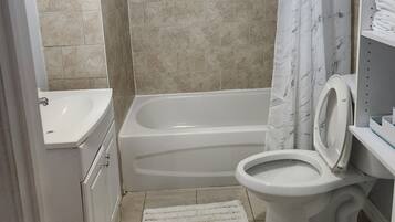 Toallas, jabón, shampoo, papel de baño