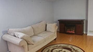 Smart-tv, een open haard, een dvd-speler en een filmbibliotheek