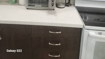 Een koelkast, een oven, een kookplaat, een waterkoker