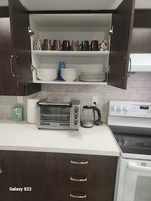 Fridge, oven, stovetop, electric kettle - The Refresh Stream (Brampton)