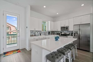 Fridge, microwave, oven, stovetop - Oceans 20 (Navarre)