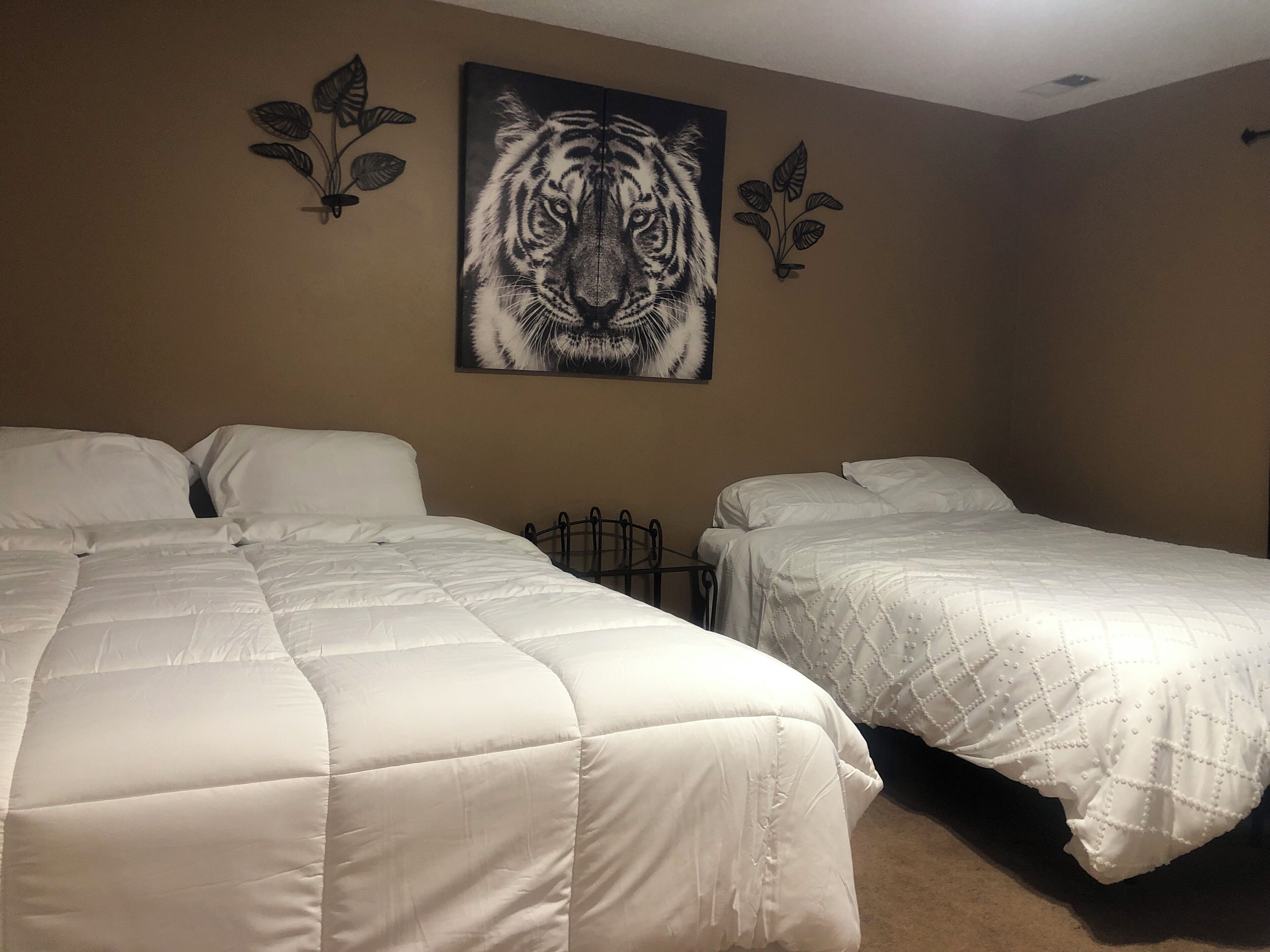 Cozy bedroom w/attached bath in fabulous Overland Park