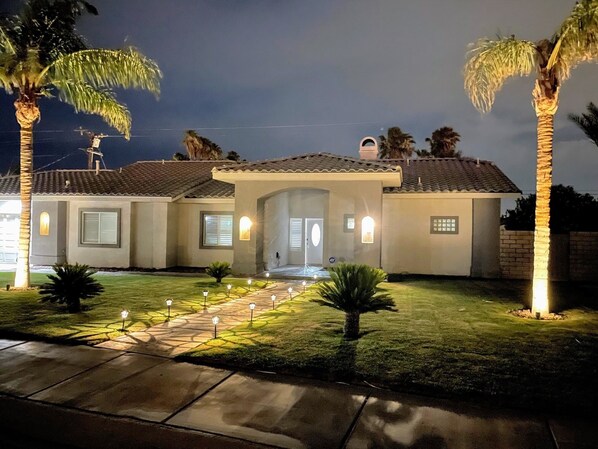 Exterior - Downtown Palm Springs, 4 King Bedrooms, Salted Pool, Game Room, Pergola, Spa (Palm Springs)