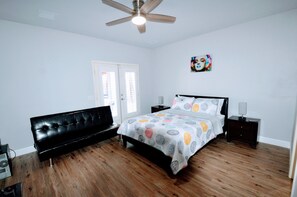 4 bedrooms, iron/ironing board, WiFi, bed sheets - Downtown Palm Springs, 4 King Bedrooms, Salted Pool, Game Room, Pergola, Spa (Palm Springs)