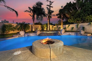 A heated pool - Downtown Palm Springs, 4 King Bedrooms, Salted Pool, Game Room, Pergola, Spa (Palm Springs)