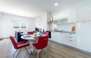 Kjøleskap, ovn, kokeplater og oppvaskmaskin