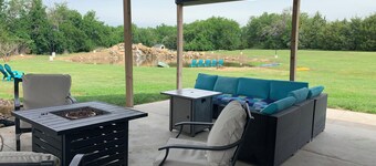 Outdoor Oasis and Pickleball Paradise: Fishing, Paddle-boarding, Swimming