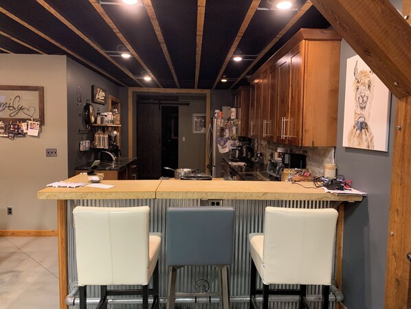 Fridge, microwave, oven, stovetop - Outdoor Oasis and Pickleball Paradise: Fishing, Paddle-boarding, Swimming (Augusta)