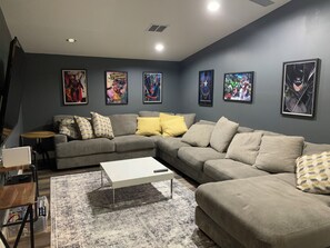 Smart TV, DVD player, ping pong, books - Outdoor Oasis and Pickleball Paradise: Fishing, Paddle-boarding, Swimming (Augusta)