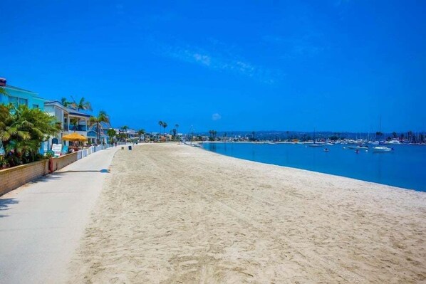 بالقرب من الشاطئ