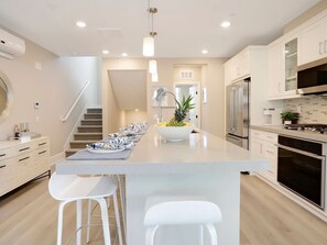 Fridge, microwave, oven, stovetop - Water View Penthouses just 1 House to Bay! (San Diego)