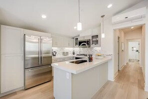 ثلاجة، ميكروويف، فرن، موقد طهي مسطح