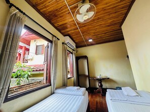 Habitación estándar con 2 camas individuales | Edredón, escritorio, espacio para trabajar con laptop y wifi gratis