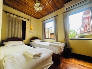 Standard Twin Room | Down duvets, desk, laptop workspace, free WiFi - Silikhane Guest House (Luang Prabang)