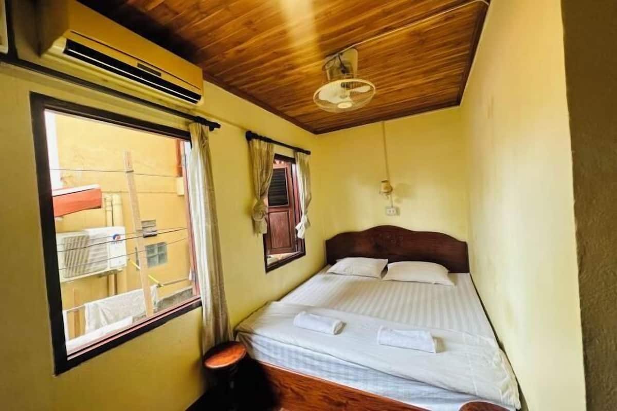 Down duvets, desk, laptop workspace, free WiFi