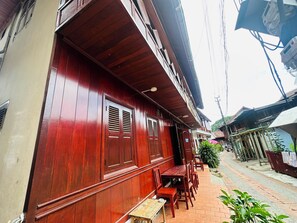 Vista frontal de la propiedad