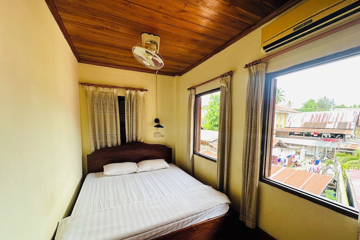 Kamar Double Standar, pemandangan kota | Selimut bulu angsa, meja kerja, dan ruang kerja ramah laptop