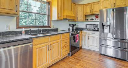 Quiet Family Cabin in Hamden: Hot Tub + Game Room!