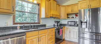 Quiet Family Cabin in Hamden: Hot Tub + Game Room!